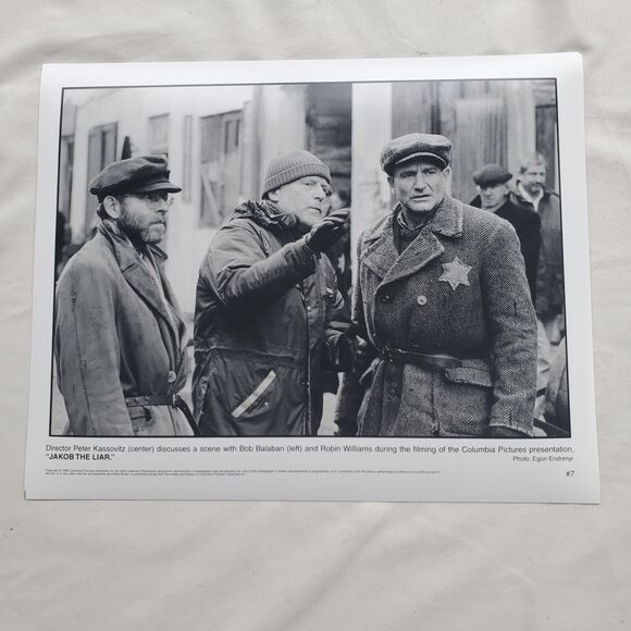 Robin Williams Press Photos 1999 Jakob The Liar  Columbia Pictures Lot Of 8 - Picture 3 of 9